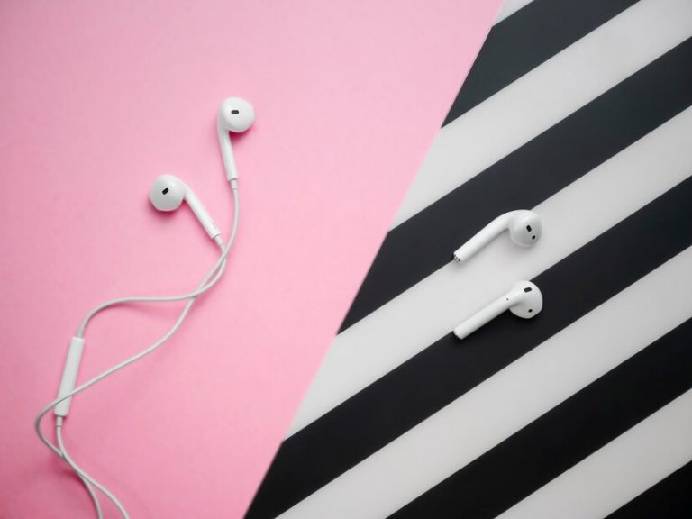 Wireless Wonder: Headphones vs. Earbuds